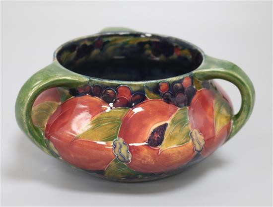 A Moorcroft Pomegranate tyg height 9.5cm